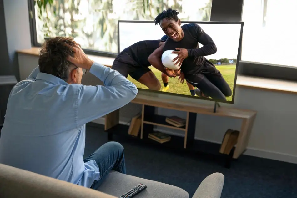 Nutzer richtet einen kompatiblen Fernsehdienst auf dem Smart TV ein